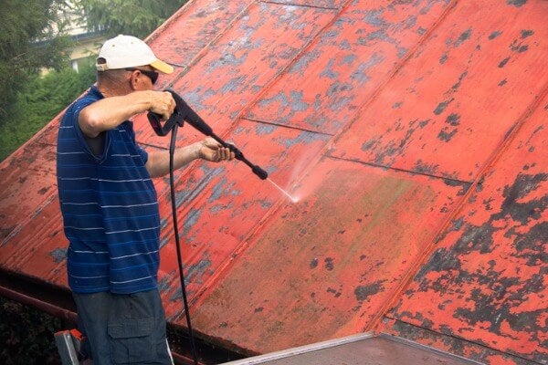 舊漆剝落處理費用：沖洗鐵皮屋頂