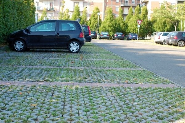 植草磚地坪停車場