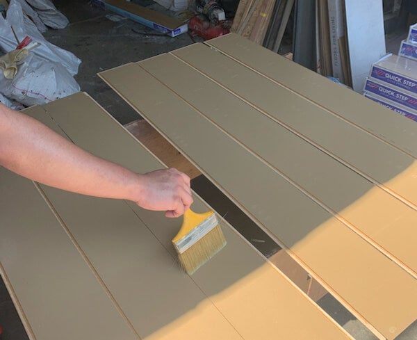 ▲在板材上塗上長效藥劑，能持續分解揮發出的甲醛