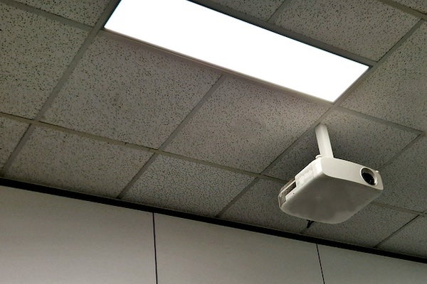 確認天花板的承重能力