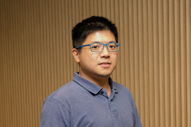 Headshot of educator Simon Kong