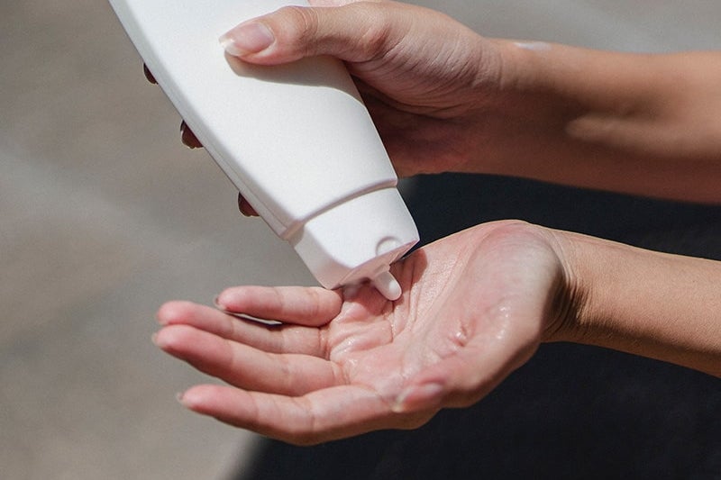 Advice on how to choose, apply and store sunscreen