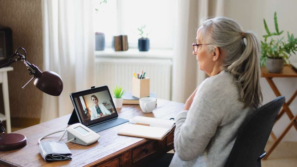 Woman speaking to an online doctor about her symptoms