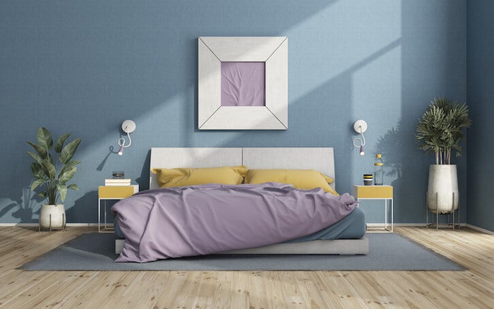 藍色房間搭配紫色床墊與黃色枕頭