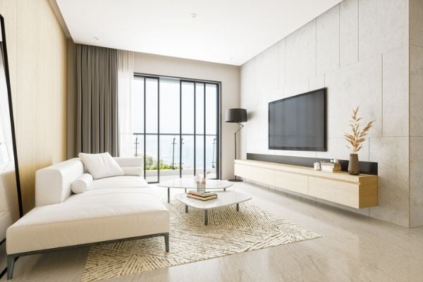 北歐風客廳設計，採大面積電視主牆與淺色系木地板、白色塗料與家具的搭配。