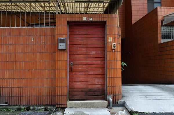 老屋玄關門生鏽關不緊可以只維修嗎?