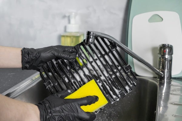 氣炸鍋內鍋或炸籃該如何正確清洗?