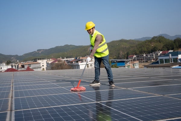 提升發電效率的秘訣，太陽能板清洗懶人包！