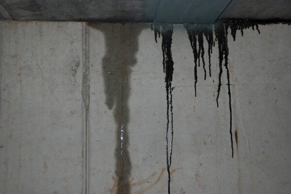 漏水的地下室外牆