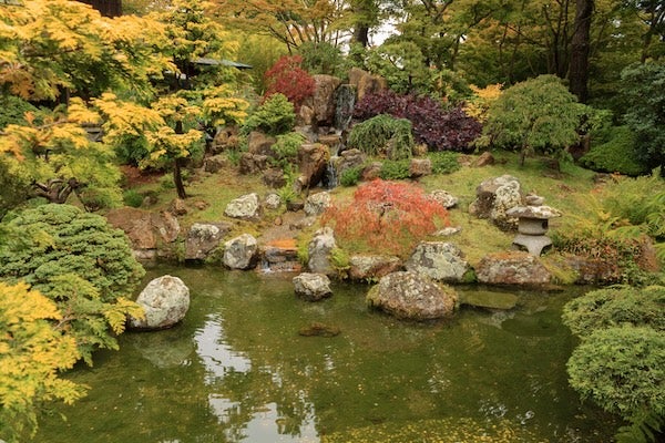 ▲枯山水最早是指於池塘邊利用石頭構築假山造景