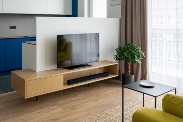 創新電視牆設計：將餐廚空間的隔間櫃體作為電視牆使用。