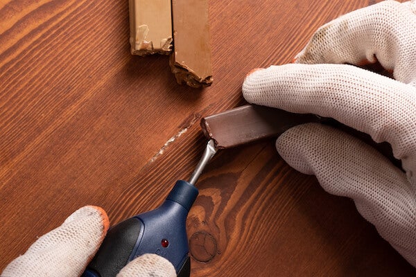 木地板刮傷凹洞如何DIY修復？木地板修補方式一次看！
