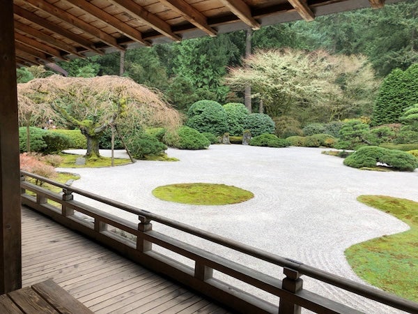 日式庭園強調「借景」的設計手法,將庭園外的自然景觀巧妙納入視野