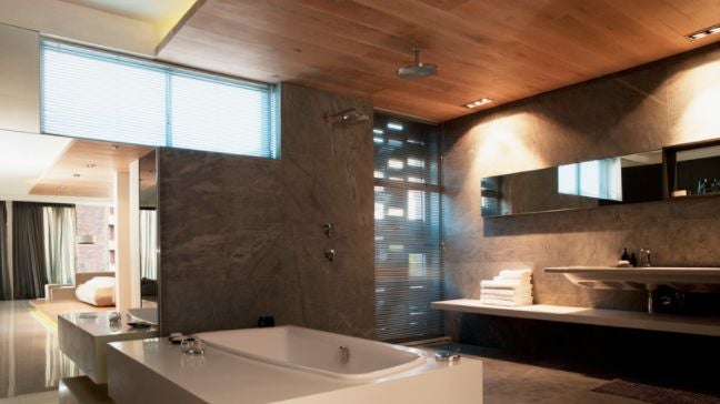 安裝在浴室的仿木紋塑膠天花板範例