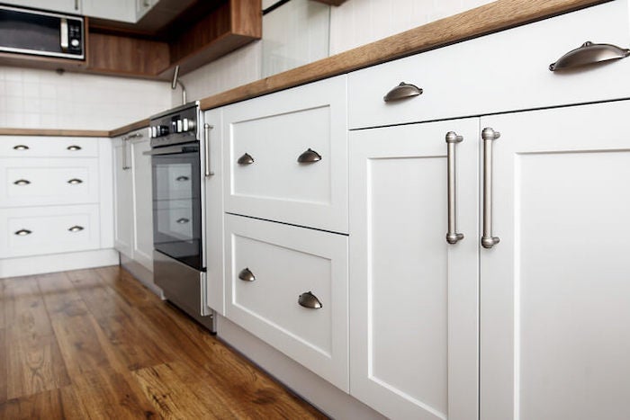 將舊櫥櫃漆上白色油漆，就讓您擁有北歐風的廚房空間
