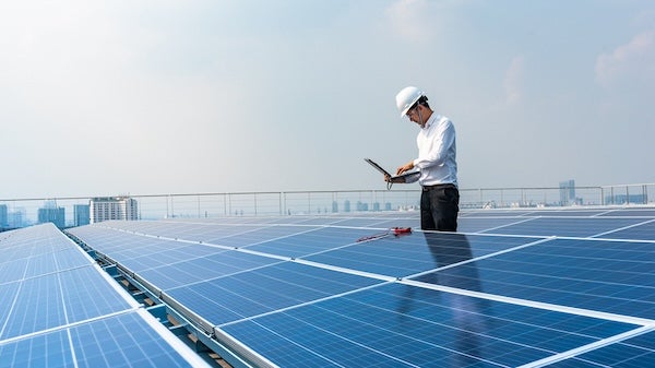 如何決定太陽能板的清潔頻率？
