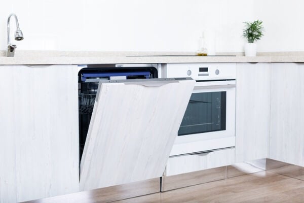 ▲嵌入式洗碗機可以在外殼覆蓋系統門板，讓洗碗機融入櫥櫃中