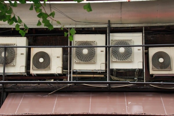 冷氣室外機安裝過密