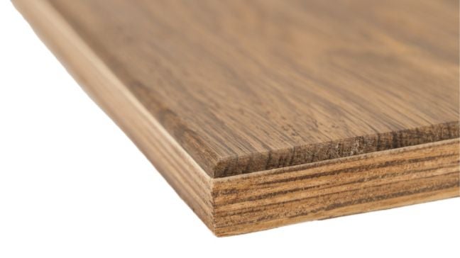 海島型木地板上層為實木貼皮，底層則為成本較低的雜木膠合製成。