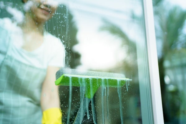 步驟4. 用刮刀刮除殘留水痕