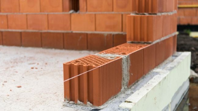 砌磚中的多孔紅磚，採濕式工法搭建