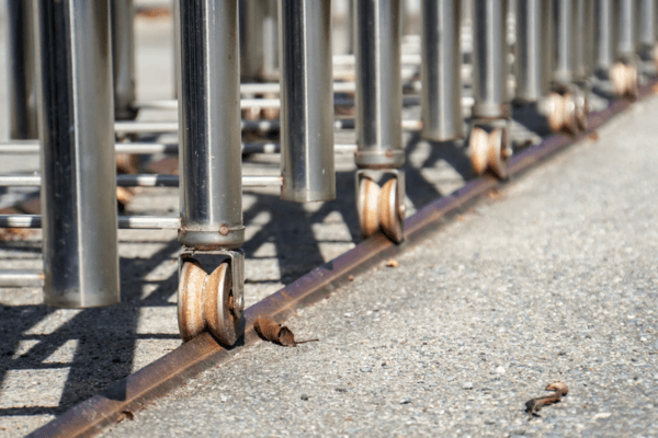 伸縮門在什麼情況下需要更換輪子?