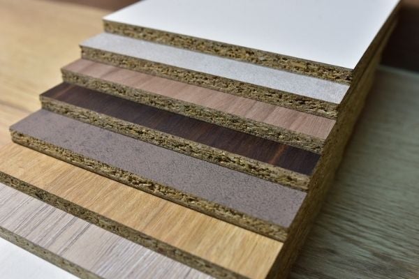 塑合板的木屑顆粒大，看起來比較粗糙。