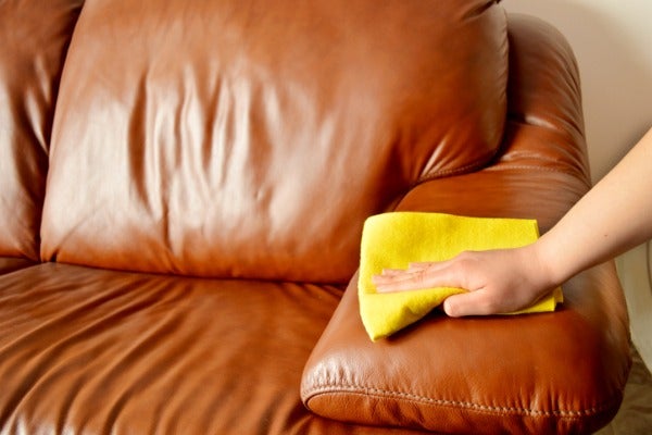 清潔與保養褐色的皮沙發，讓皮沙發常保如新
