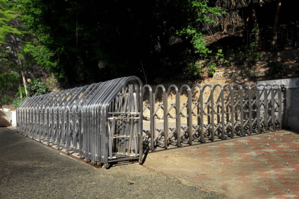 不同類型伸縮門缺點比較