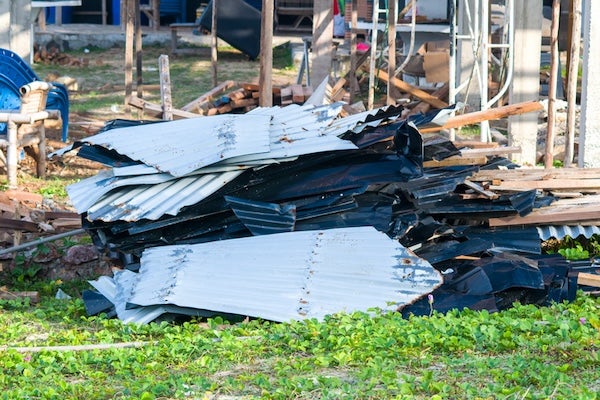 如果鐵皮屋的鋼質骨架已嚴重鏽蝕,甚至已開始變形應立即拆除重建