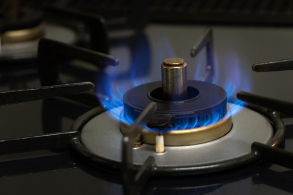 煤氣或石油氣在燃燒完全的情況下，爐火顏色為藍色。