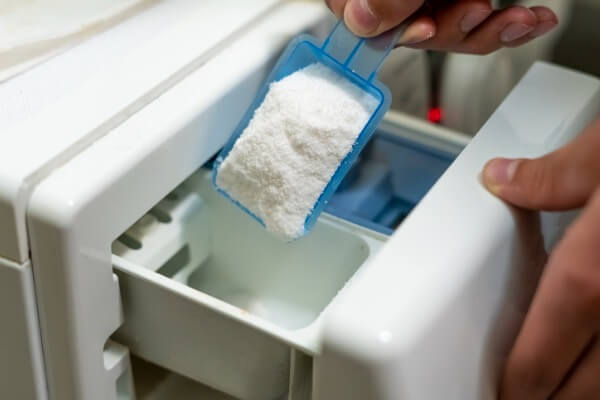 過量的洗衣粉反而會導致洗衣機更容易髒污、故障