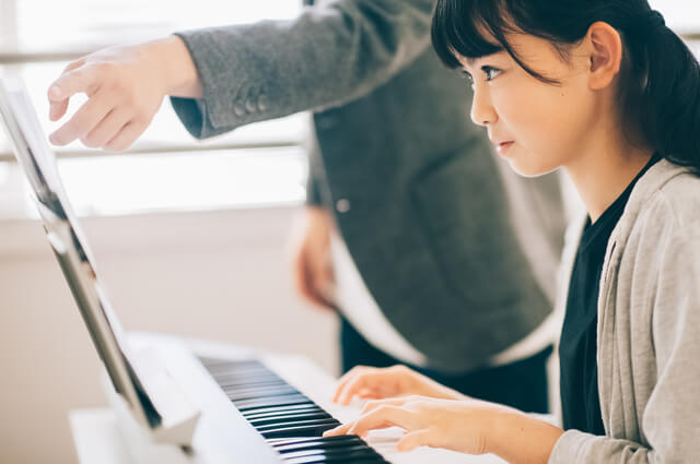 在教學兒童鋼琴時，鋼琴家教會著重在兒童的彈奏基礎