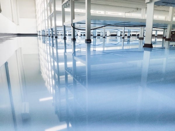 因為環氧樹脂地板具備耐酸鹼、抗靜電的特性，常用於實驗室或電子廠的地坪鋪設。
