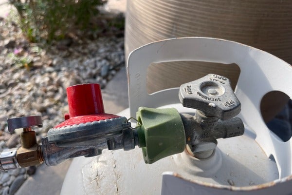 桶裝瓦斯的瓦斯管會接上瓦斯控制器調節壓力