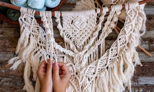 用法式繩結編織法編織波西米亞風掛飾