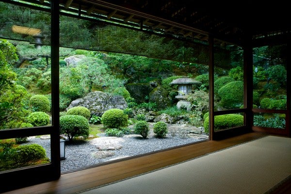 日式庭園中常使用石頭營造沉靜的氛圍