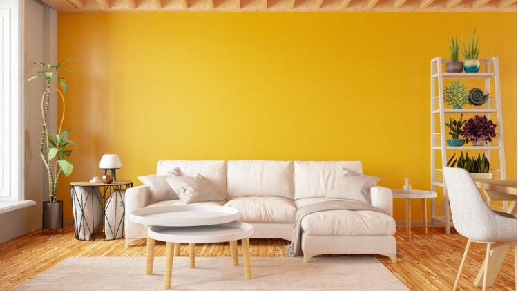 黃色乳膠漆塗在客廳牆面上
