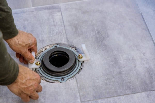 ▲乾式馬桶安裝工法會在在糞管外側加裝馬桶固定座
