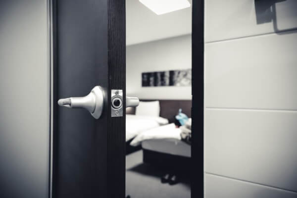 隔音的臥室門可以避免生活作息差異影響睡眠品質
