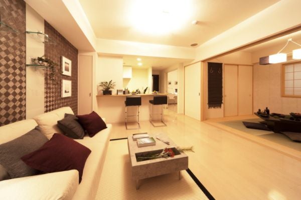 日式的米白色沙發、淺色系木地板與柔和的黃光燈