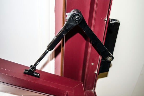 ▲門弓器是透過油壓系統帶動連桿達到自動關門的目的。