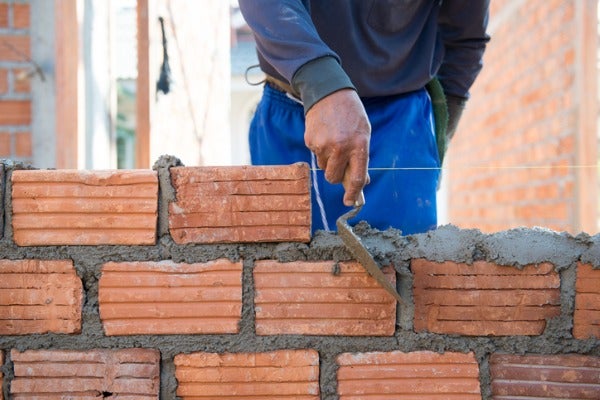 ▲砌紅磚牆時磚頭會以交錯方式堆疊。
