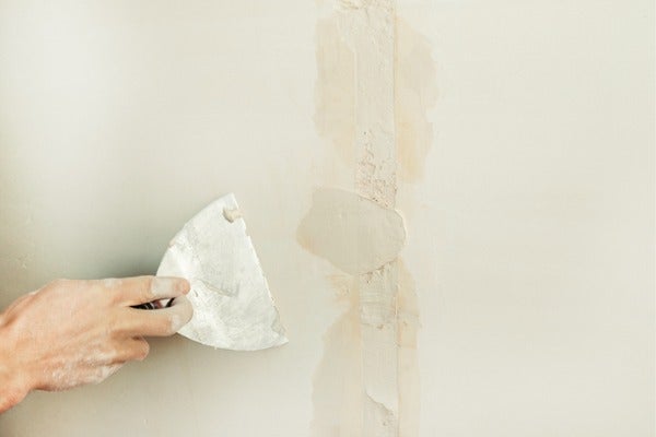 ▲若牆面不平整，貼壁紙前需先進行牆面批灰