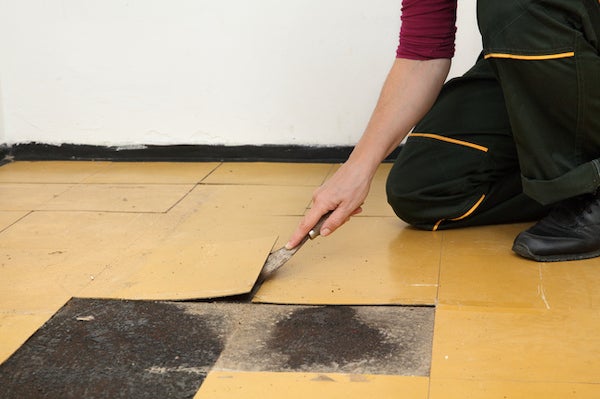 傳統塑膠地板拆除的方法，是以人工方式將塑膠地板拆離地面