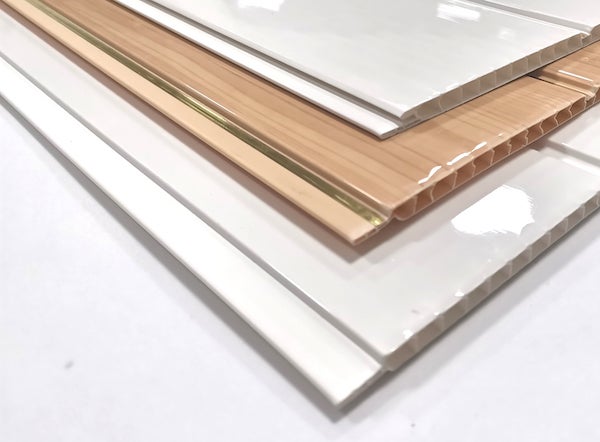 PVC板邊緣有企口接榫式設計，便於接合安裝。