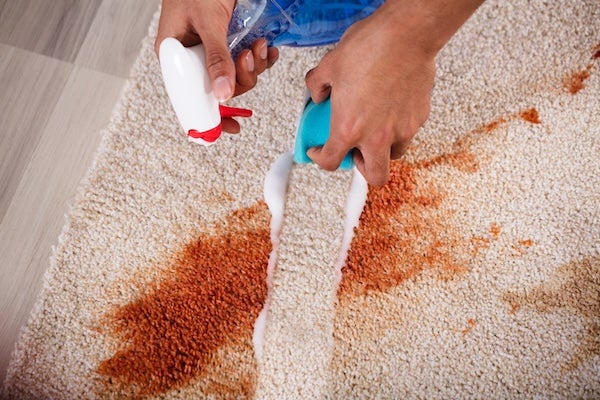 ▲一般地毯表面的髒污與污漬可以DIY自行清潔