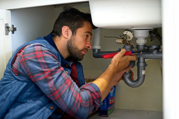 冷熱水管漏水需要請具有豐富抓漏經驗與專業技術的水電師傅進行抓漏