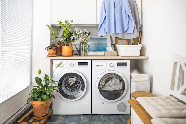 ▲定期清潔烘衣機可以維持乾衣效率，確保使用安全