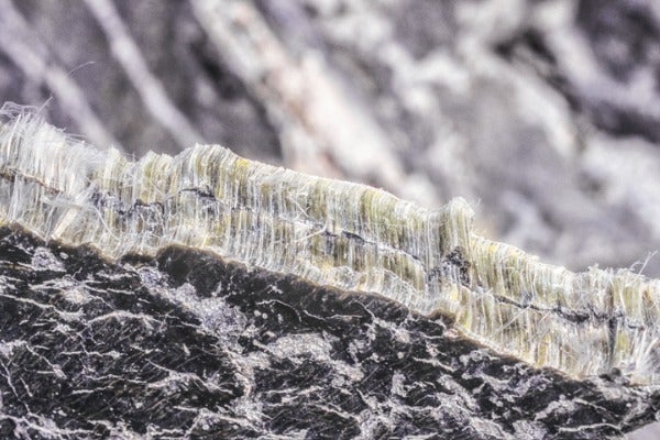 石棉為一種具有極細纖維結晶的天然礦石